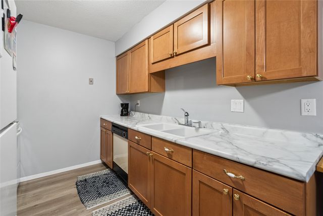 9533 University Avenue 4, Clive, IA 50325