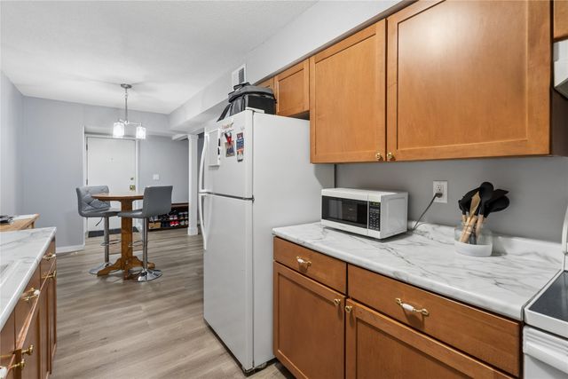 9533 University Avenue 4, Clive, IA 50325