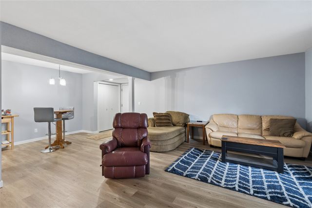 9533 University Avenue 4, Clive, IA 50325