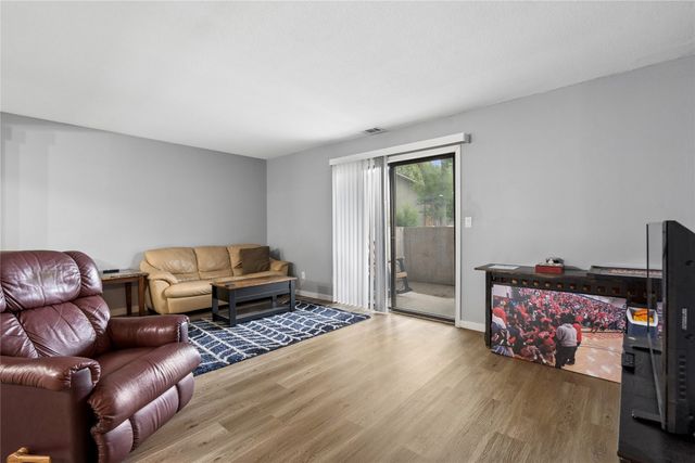 9533 University Avenue 4, Clive, IA 50325