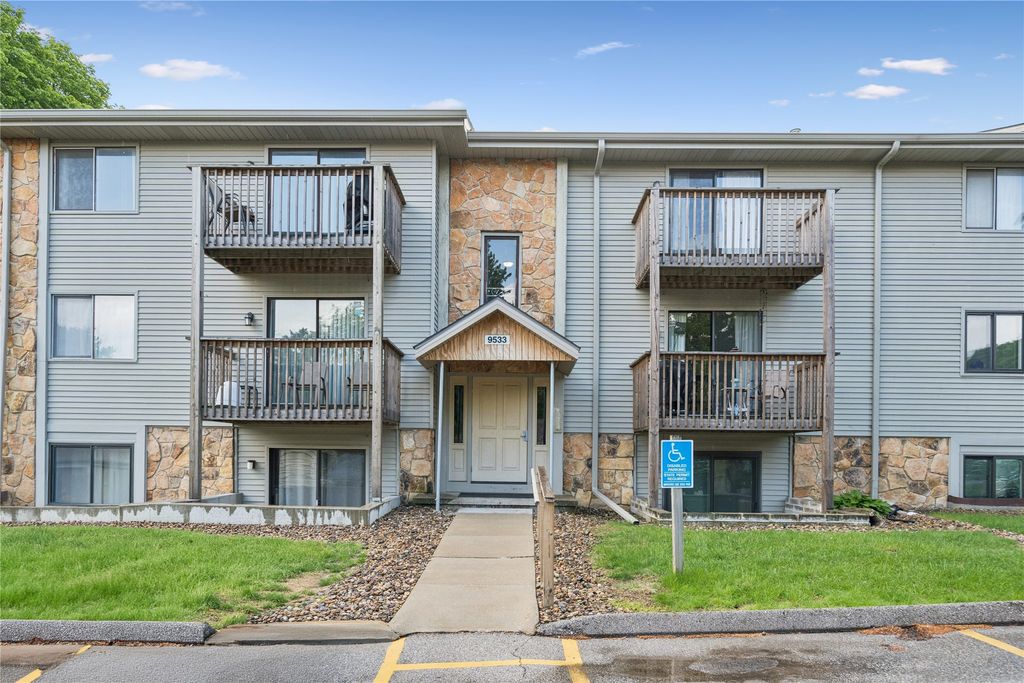 9533 University Avenue 4, Clive, IA 50325