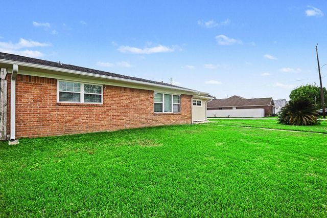 2102 Hillshire Drive, Deer Park, TX 77536