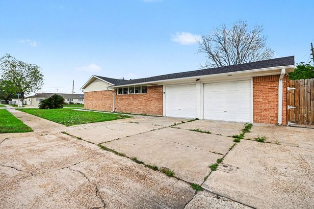 2102 Hillshire Drive, Deer Park, TX 77536