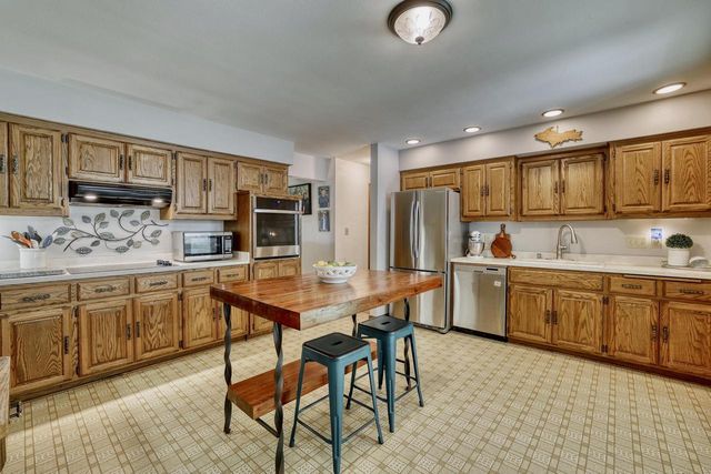 N77W14888 Wood View DRIVE, Menomonee Falls, WI 53051