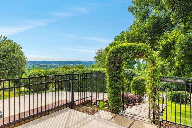 9127 Greystone Valley Drive, Ooltewah, TN 37363