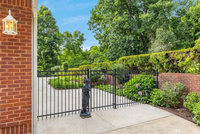 9127 Greystone Valley Drive, Ooltewah, TN 37363