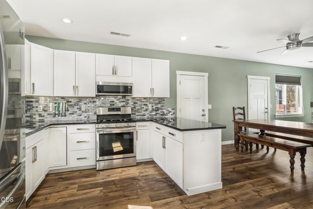1453 NE 4th Street, Redmond, OR 97756
