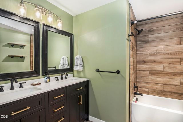 1453 NE 4th Street, Redmond, OR 97756