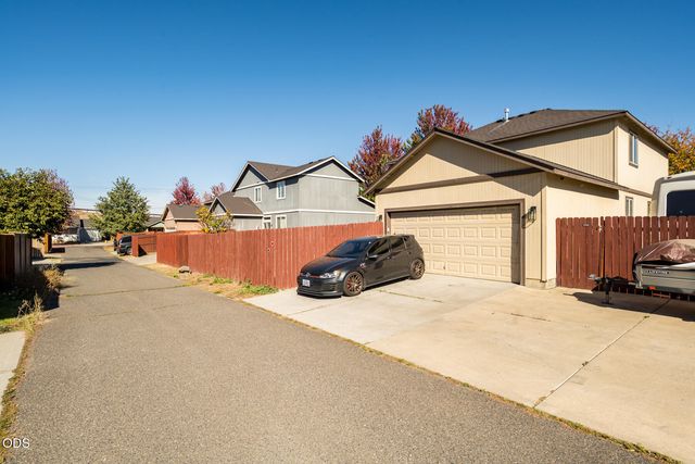1453 NE 4th Street, Redmond, OR 97756