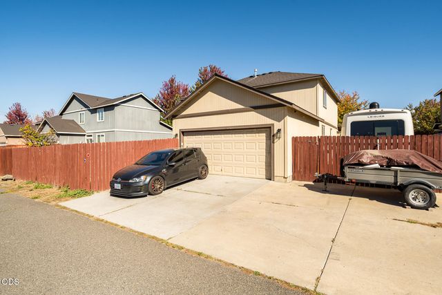 1453 NE 4th Street, Redmond, OR 97756