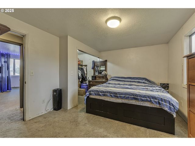 19820 Ne HASSALO Ct, Portland, OR 97230