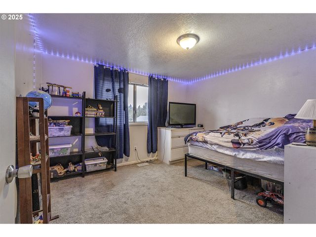 19820 Ne HASSALO Ct, Portland, OR 97230