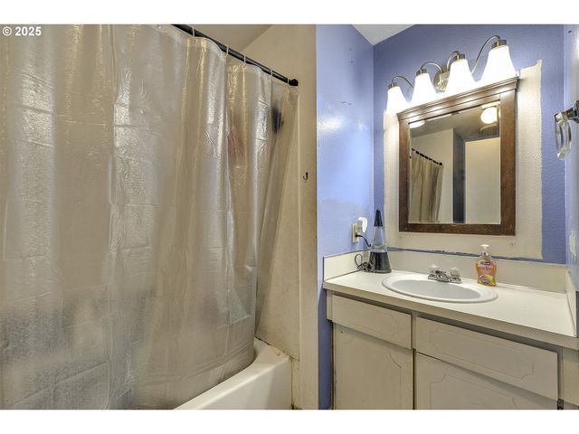 19820 Ne HASSALO Ct, Portland, OR 97230