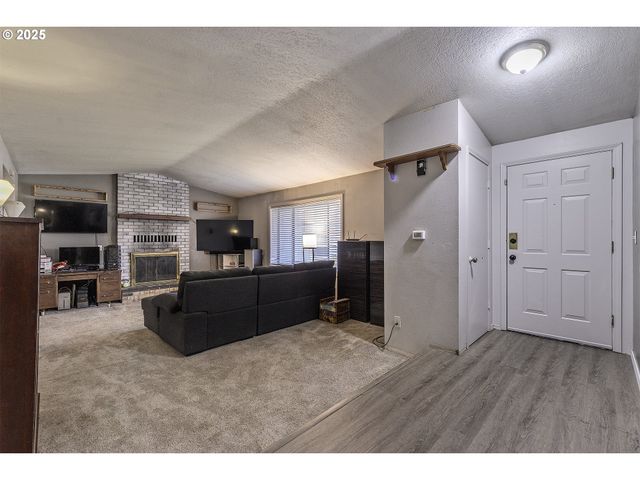 19820 Ne HASSALO Ct, Portland, OR 97230