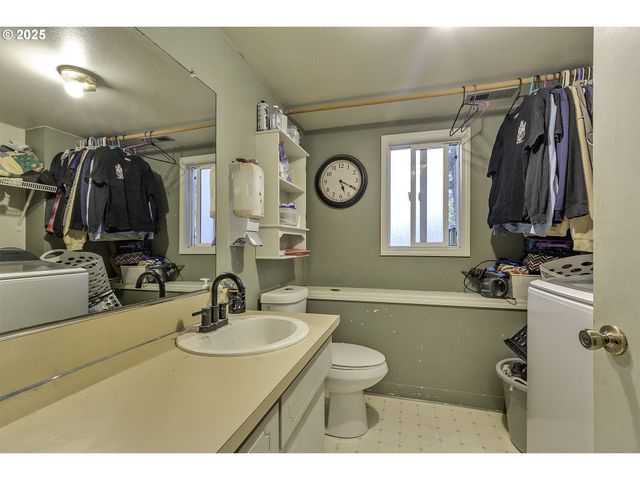 19820 Ne HASSALO Ct, Portland, OR 97230