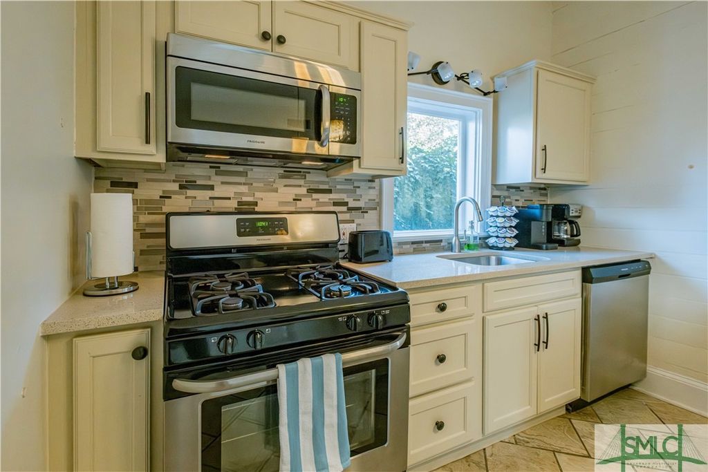 Image 8 of property listing at 117 - 119 Houston Street, Savannah, GA 31401