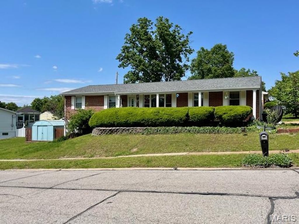 180 Chinon Drive, St Louis, MO 63129