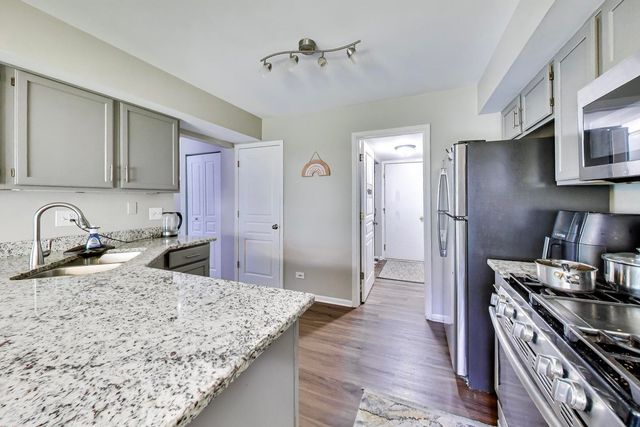 76 Cambridge Avenue 76, Streamwood, IL 60107