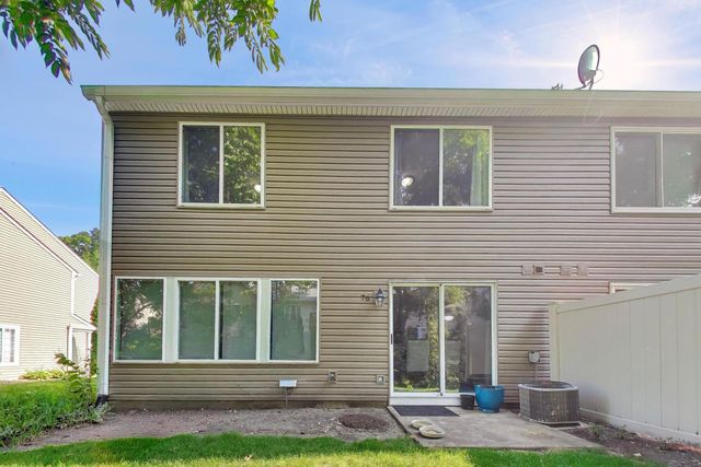 76 Cambridge Avenue 76, Streamwood, IL 60107