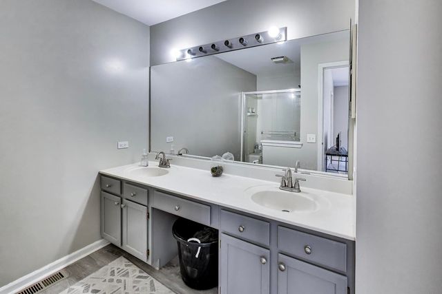 76 Cambridge Avenue 76, Streamwood, IL 60107