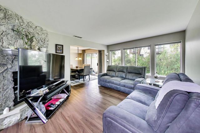 76 Cambridge Avenue 76, Streamwood, IL 60107