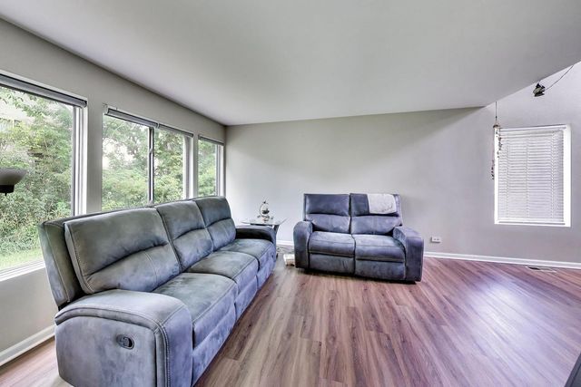 76 Cambridge Avenue 76, Streamwood, IL 60107