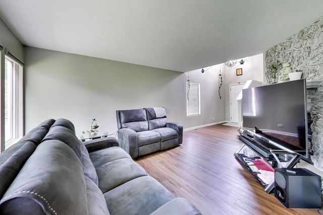 76 Cambridge Avenue 76, Streamwood, IL 60107