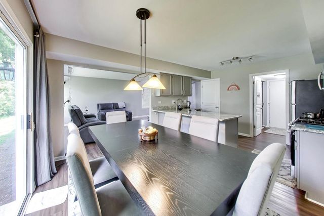 76 Cambridge Avenue 76, Streamwood, IL 60107