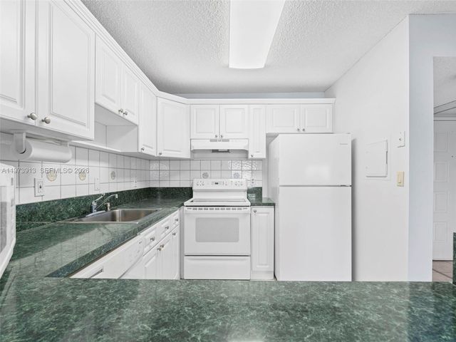 8005 Lake Dr 408, Doral, FL 33166