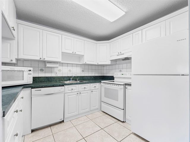 8005 Lake Dr 408, Doral, FL 33166