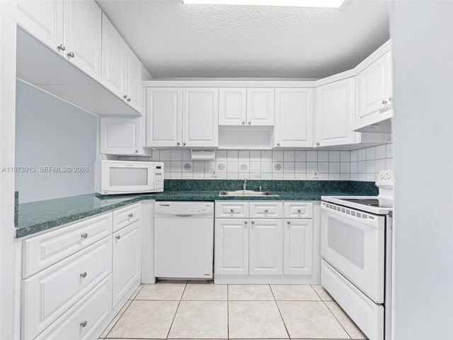 8005 Lake Dr 408, Doral, FL 33166