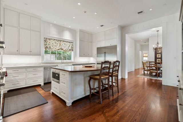 8 Tokeneke Trail, Houston, TX 77024