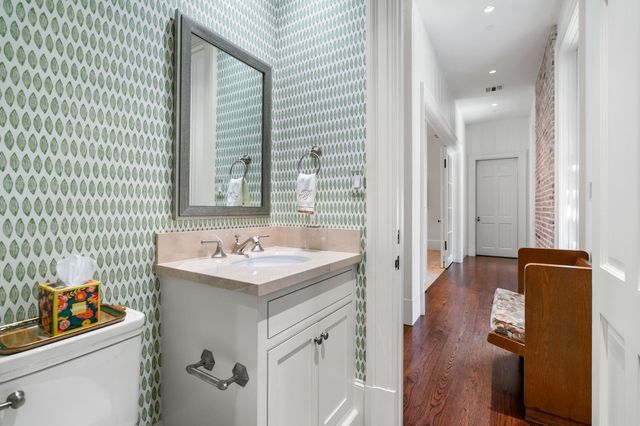 8 Tokeneke Trail, Houston, TX 77024