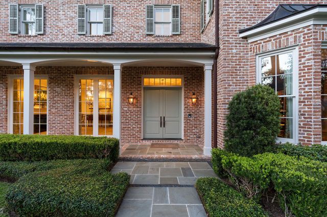 8 Tokeneke Trail, Houston, TX 77024