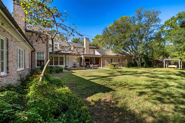 8 Tokeneke Trail, Houston, TX 77024
