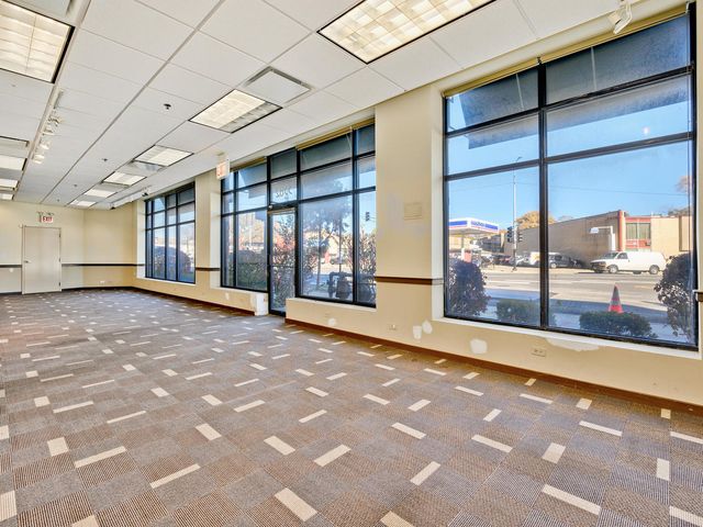 5582 N Lincoln Avenue C2, Chicago, IL 60625