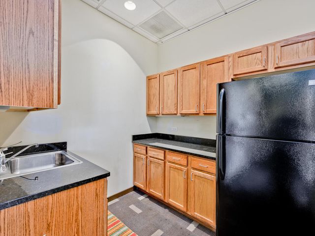 5582 N Lincoln Avenue C2, Chicago, IL 60625