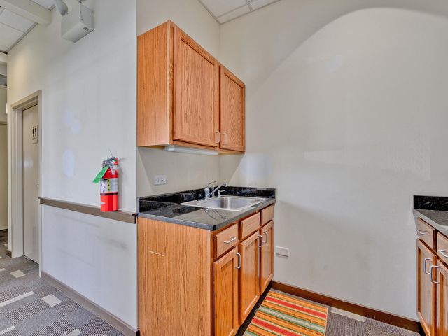 5582 N Lincoln Avenue C2, Chicago, IL 60625