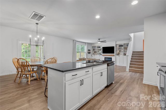 4604 Fairway Run Drive, Pfafftown, NC 27040