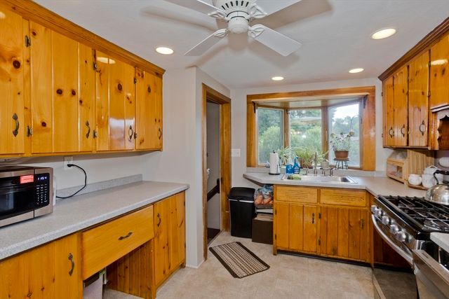35 Pinehurst St, Westfield, MA 01085
