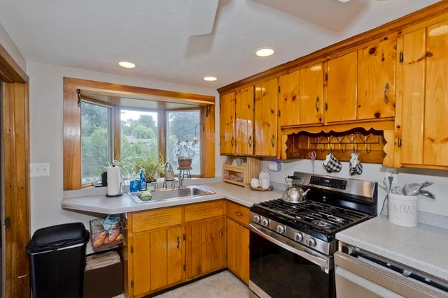 35 Pinehurst St, Westfield, MA 01085