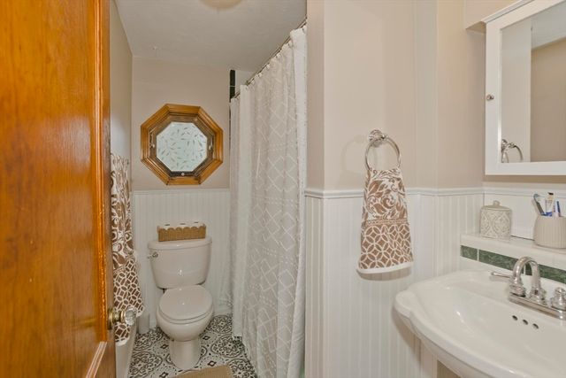 35 Pinehurst St, Westfield, MA 01085