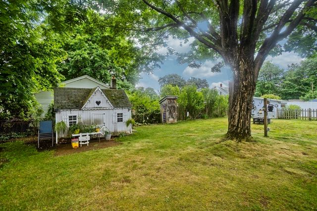35 Pinehurst St, Westfield, MA 01085