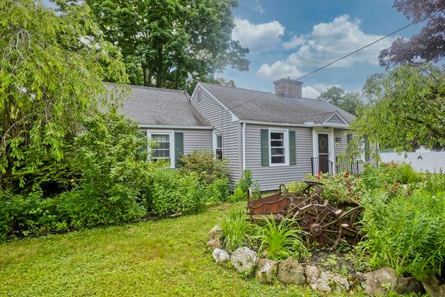 35 Pinehurst St, Westfield, MA 01085