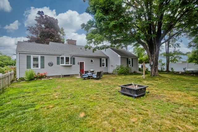 35 Pinehurst St, Westfield, MA 01085