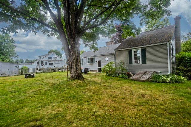 35 Pinehurst St, Westfield, MA 01085