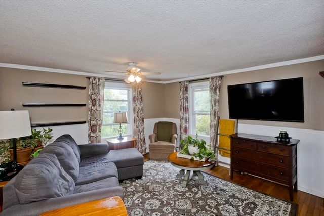 35 Pinehurst St, Westfield, MA 01085