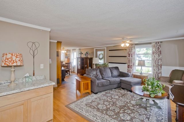35 Pinehurst St, Westfield, MA 01085