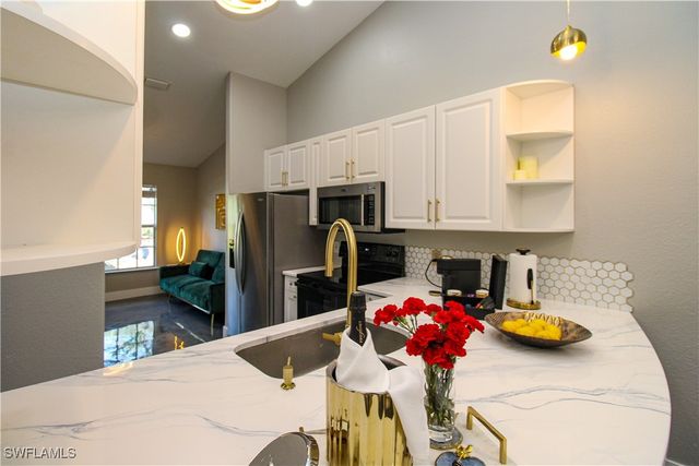 3540 Avion Woods CT 402, Naples, FL 34104