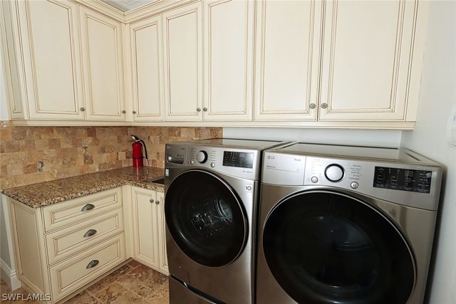 2201 Beacon LN, Naples, FL 34103